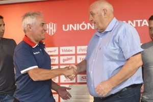 Luis Spahn y Leo Madelón, presidente y entrenador de Unión. Son horas clave para definir si el plantel queda como está o se suma a alguien.
