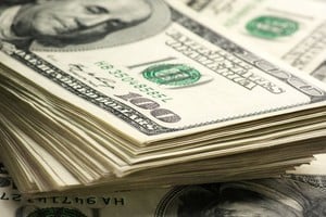 La divisa estadounidense cerró la jornada con ligeros movimientos en el mercado oficial y blue, reflejando un día sin sobresaltos en el mercado cambiario.