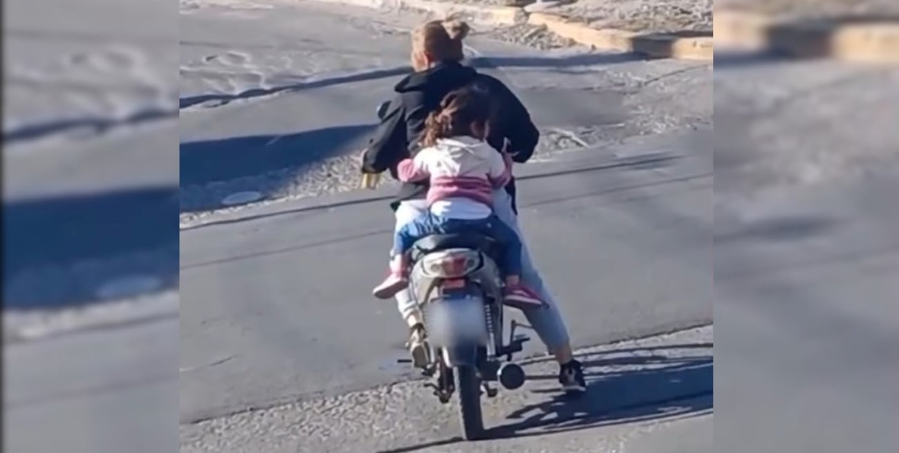 Escándalo en Catamarca: filmaron a una mujer tomando cerveza mientras iba en moto con su hija