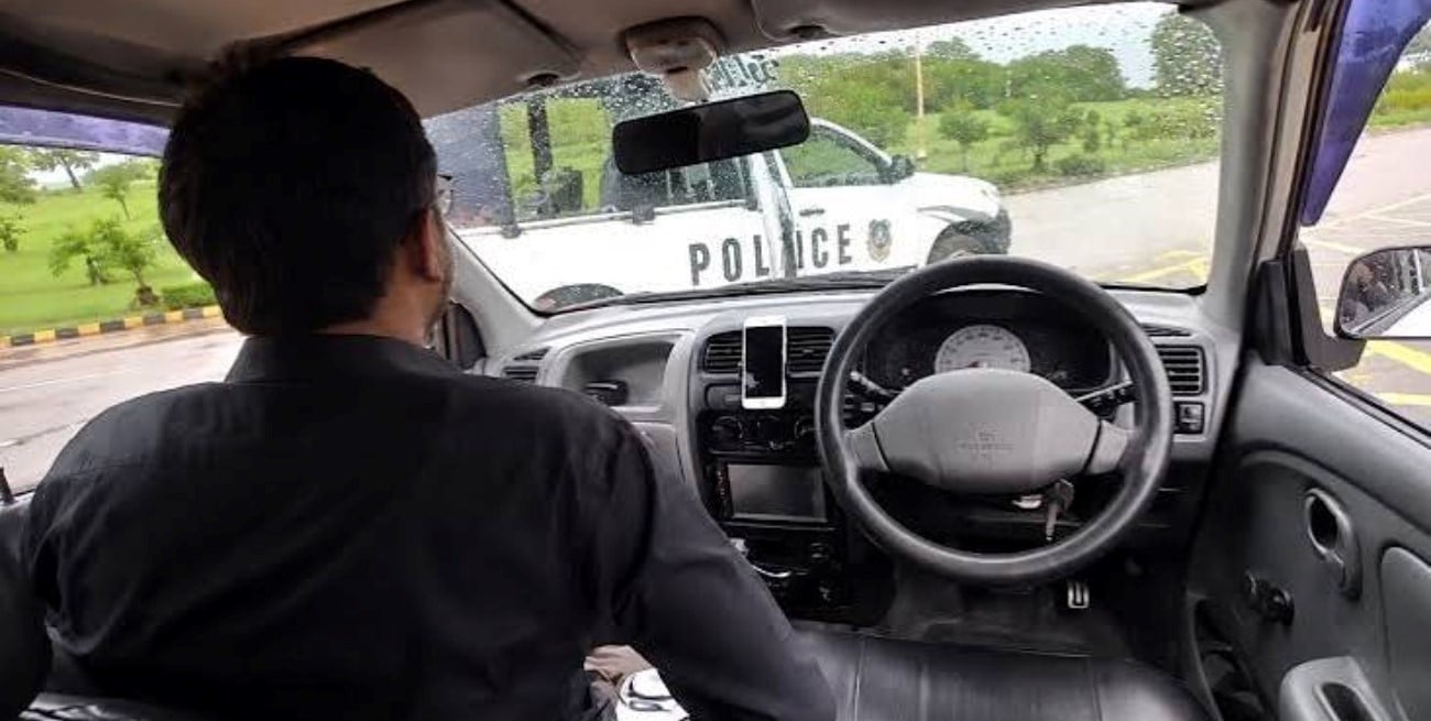 Insólito accidente en Pakistán: un auto autónomo "casero" chocó contra un patrullero