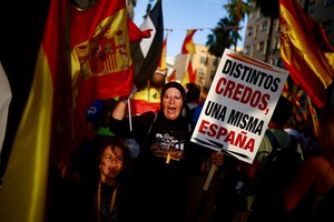 Personas asisten a una manifestación en apoyo a los residentes de Ceuta. Foto tomada en Ceuta. REUTERS/Pedro Nunes