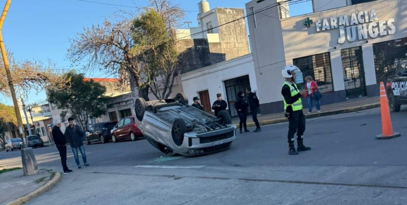 Choque y vuelco de un automóvil en barrio Candioti Norte