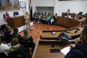 El conversatorio es iniciativa de la concejala Cecilia Battistutti con el apoyo del Concejo Municipal, el senador Paco Garibaldi y la Subsecretaría de Salud Mental del Ministerio de Salud de la provincia.