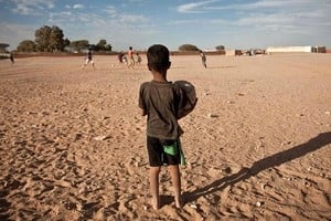 Un niño saharaui en un campamento saharaui. Quiere jugar a la pelota, como los chicos de Santa Fe, pero al parecer no lo dejan.