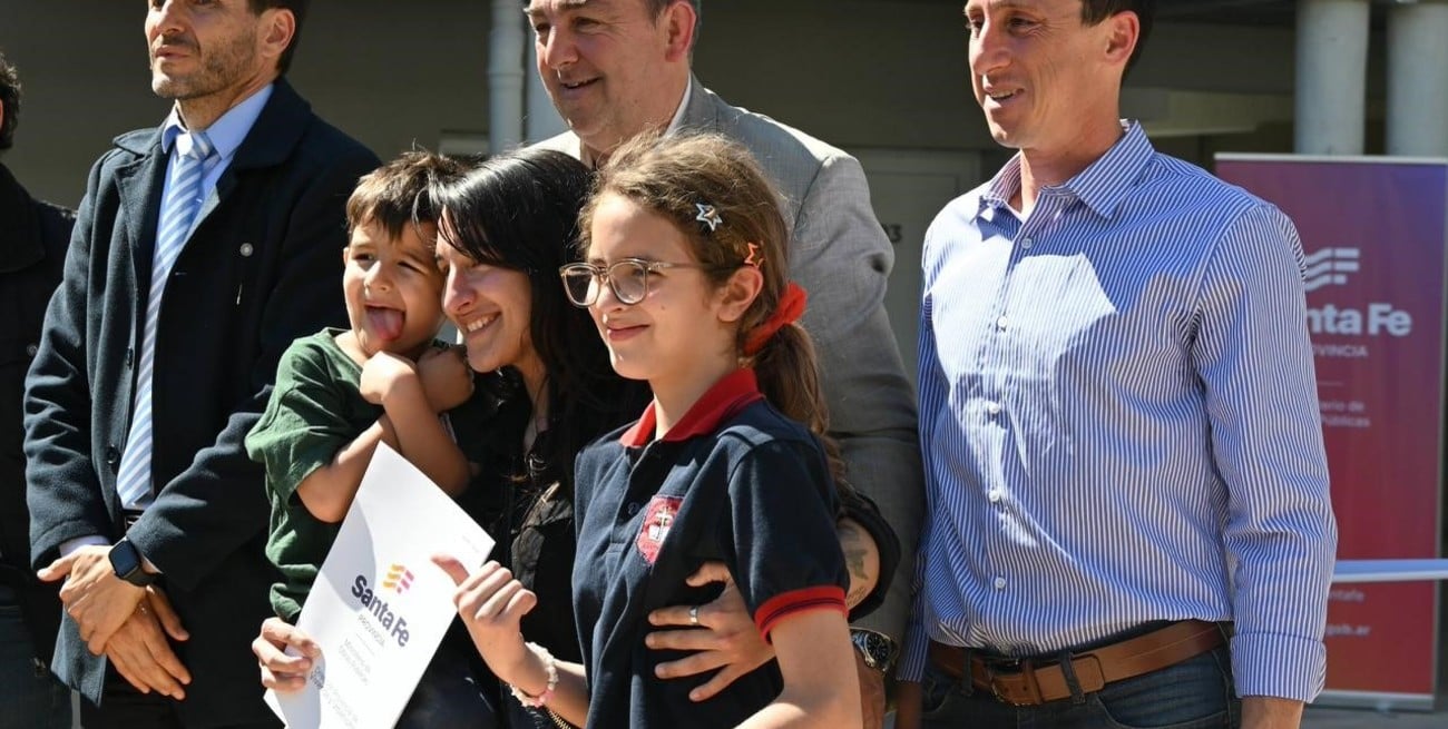 Villa Setúbal: entre aplausos y emoción, 54 familias recibieron las llaves de sus viviendas