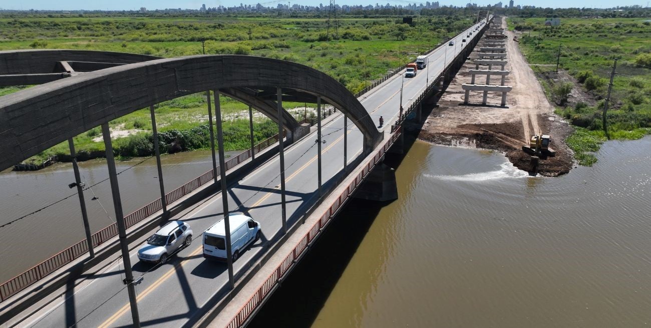 Dramático rescate en el Puente Carretero: policías evitan que un hombre se arroje desde uno de los arcos