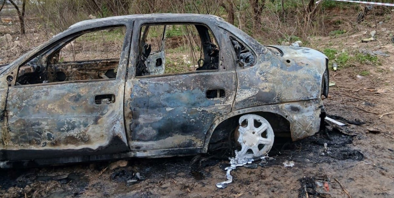 Villa Gobernador Gálvez: hallaron dos cuerpos dentro de un auto incendiado