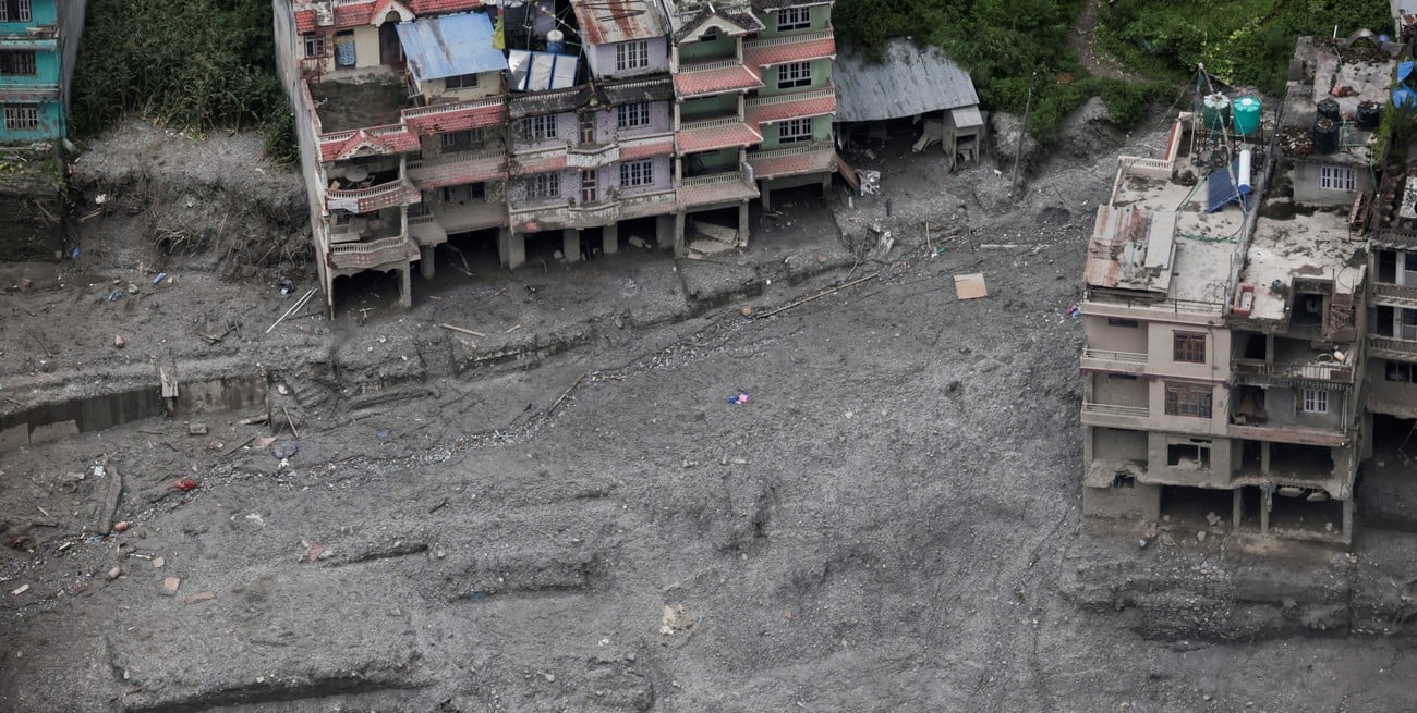 Tragedia en Nepal: qué pasó, cuántos muertos dejó la inundación y qué se sabe hasta ahora