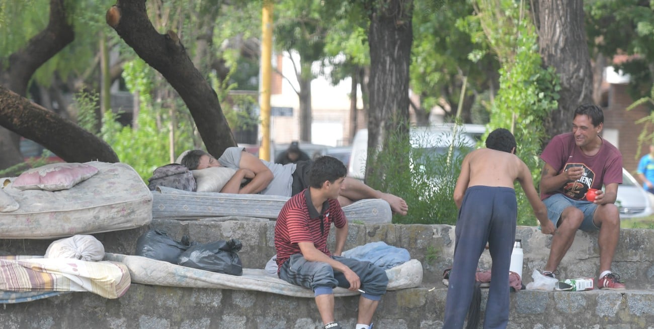 B° Candioti Sur: una mañana entre colchones, orina y miedo, donde el problema de vivir en la calle vuelve a aparecer