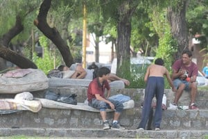 El parque del ex Predio Ferial Municipal es el ambiente elegido para quienes resisten en la calle.

Luis Cetraro.