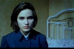 Imagen de la actriz francesa Judith Godrèche interpretanto el papel protagónico de la película "Emma Zunz" (España, 1993), un telefilme que fue dirigido por Jacquot Benoit y estuvo basado en el relato borgiano.