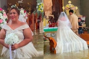 Leian Lieza Galang y Gilbert Chico celebraron su boda en una iglesia inundada en Bulacán, Filipinas.