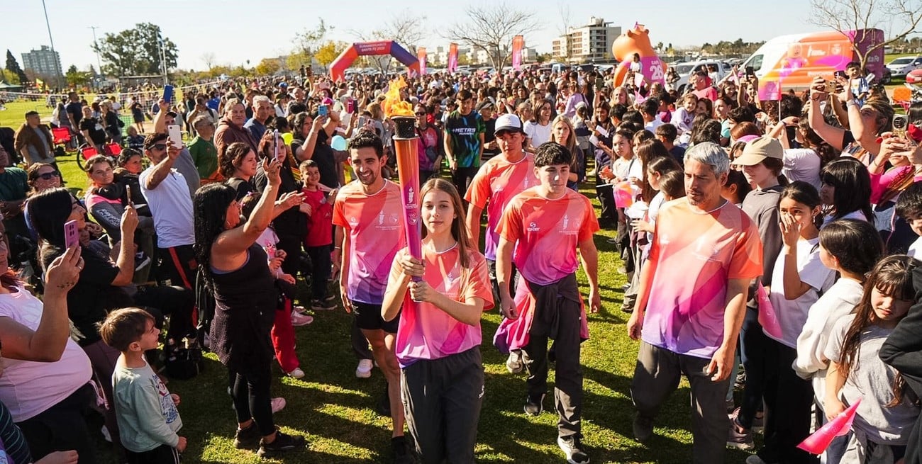Una llama, el río, cinco deportistas y una ciudad: Así fue el paso de la Antorcha por Baigorria
