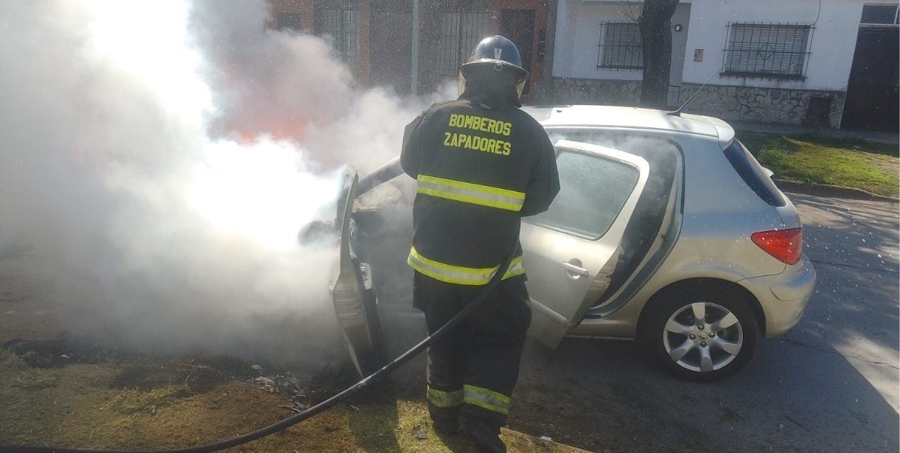 Un auto se incendió en pleno macrocentro de Santo Tomé