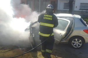 Cuando los bomberos pudieron extinguir las llamas, los daños en el auto eran importantes. Foto: El Litoral