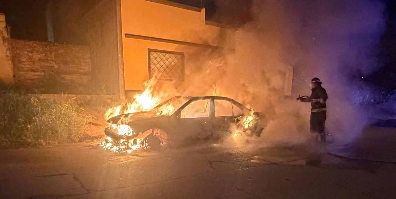 El fuego destruyó por completo un automóvil durante la madrugada en Santa Fe
