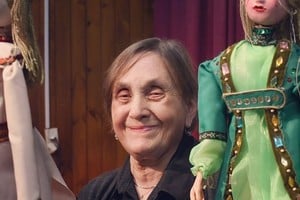 Cristina Pepe, referente del espacio, junto a sus títeres. Foto: Gentileza El Retablo