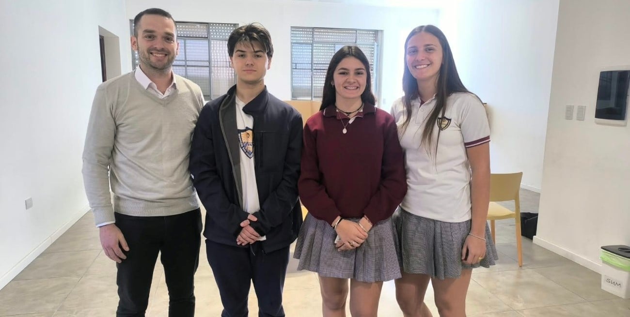 Simulacro de votación en Adoratrices: alumnos de 4° año se preparan para votar