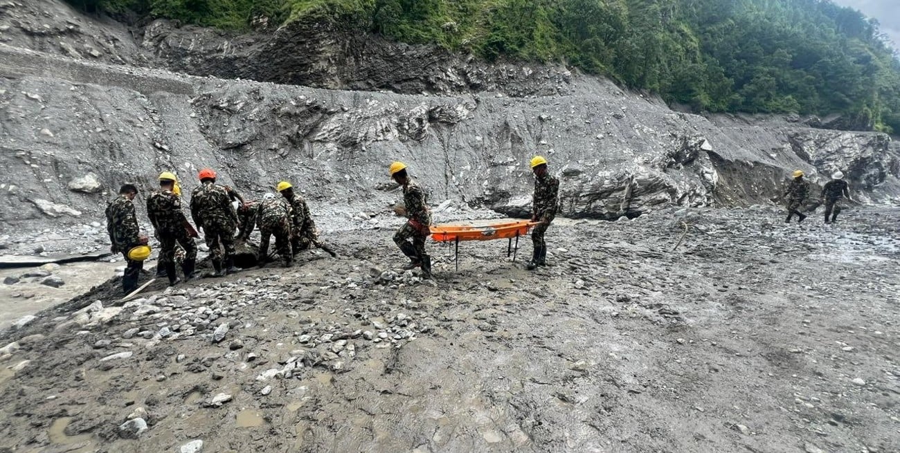 Video: rescataron a dos trabajadores tras diez días atrapados en un túnel de Nepal