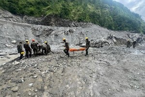 Video: rescataron a dos trabajadores tras diez días atrapados en un túnel de Nepal