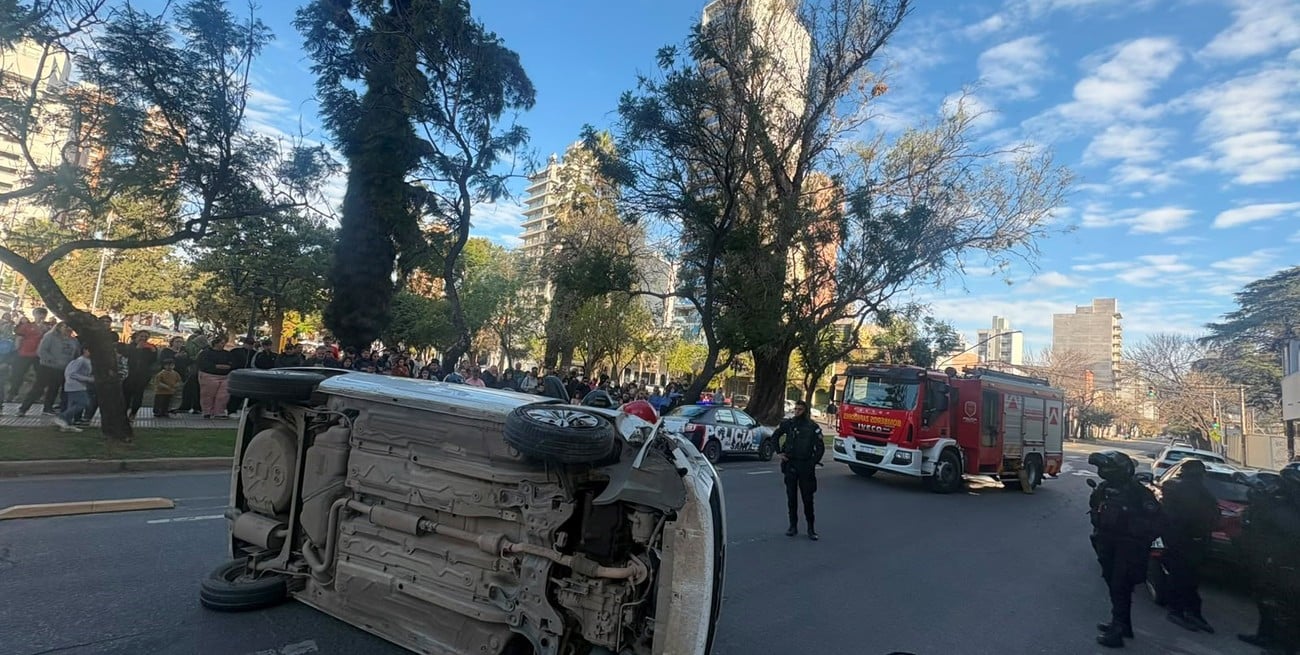 Fuerte choque seguido de vuelco frente a la Plaza Constituyentes