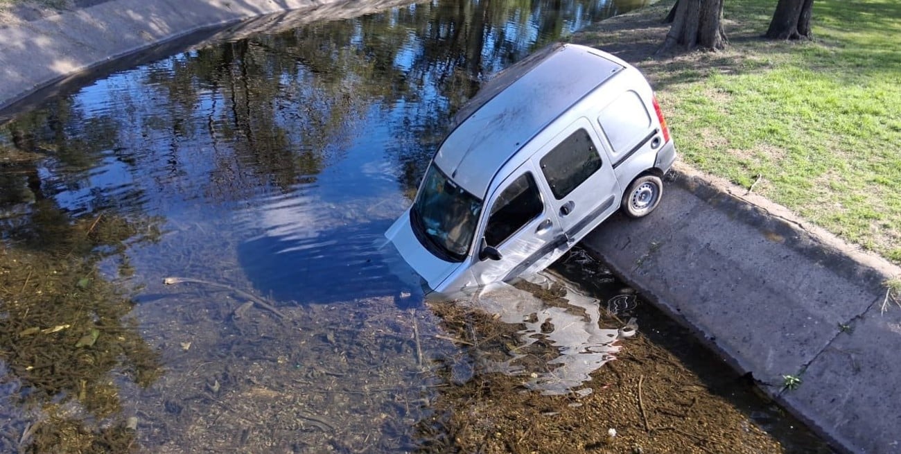 Una camioneta terminó en uno de los canales del Parque Garay