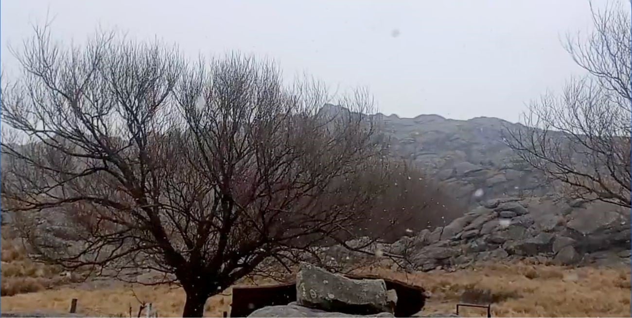 ¿Nieve en septiembre?: el Champaquí se tiñó de blanco con una postal llamativa para la época