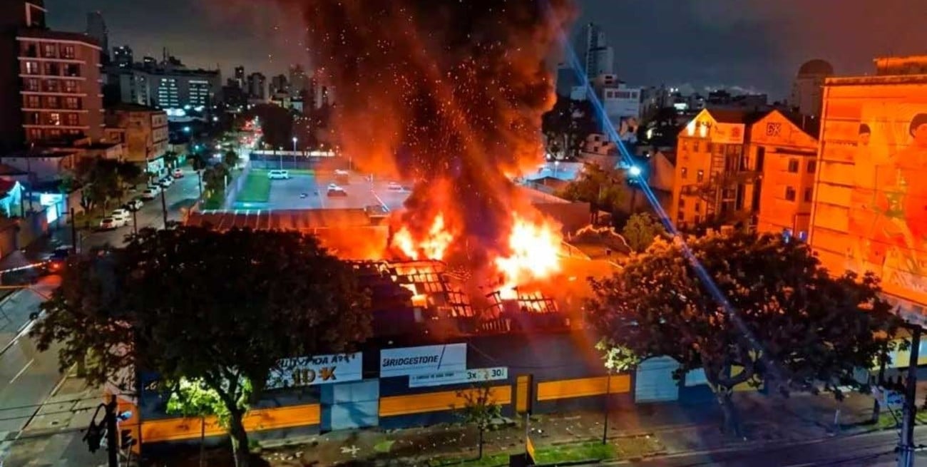 Impactante video de un incendio que destruyó un comercio de neumáticos en Brasil