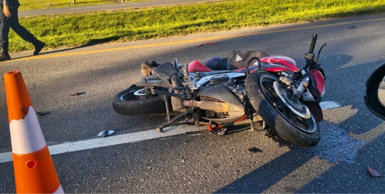 Murió un motociclista tras un fuerte choque contra un camión en la Ruta 2