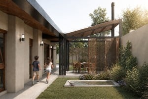 Las decisiones proyectuales poseen una carga ambiental, un valor funcional que va más allá de la estética y de los materiales, como en este caso el diseño pasivo de este patio. El espacio exterior está marcado por elementos sobre los que se apoya la eficiencia: colores claros, aleros protectores, vegetación estratégica y recuperación de agua.