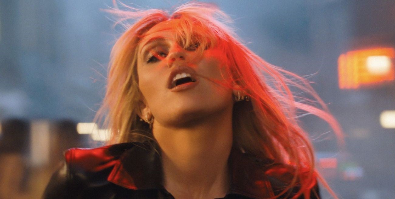 Miley presenta su nuevo sencillo "Bass Persuades"