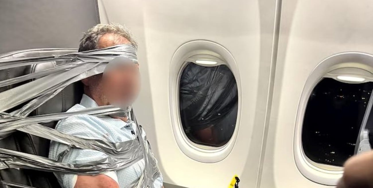 Insólito: pasajero fue atado con cinta durante un vuelo y terminó detenido tras desvío del avión