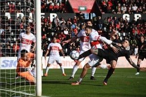 Esta jugada podría haber cambiado todo. Lateral que sacó Lértora área, la peinó Bonansea y no pudo conectar Franco García a poco más de un metro de la raya de gol. Iban 0 a 0. Foto: Carolina Niklison