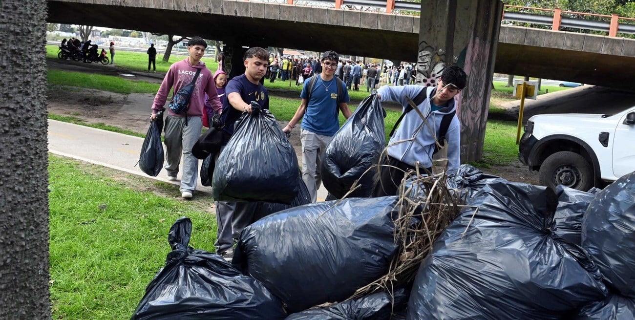 Dos toneladas de basura y más de 100 voluntarios en la jornada de limpieza en el Bajo Oroño