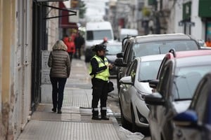 Una inspectora de tránsito chequea el abono del SEOM de un coche. Guillermo Di Salvatore