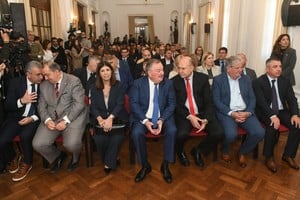 Clara García, Felipe Michlig, Omar Perotti y Carlos Fascendini junto a Diego Maciel, quien juró como nuevo ministro de la Corte Suprema de Justicia de Santa Fe. Gentileza Cámara de Senadores