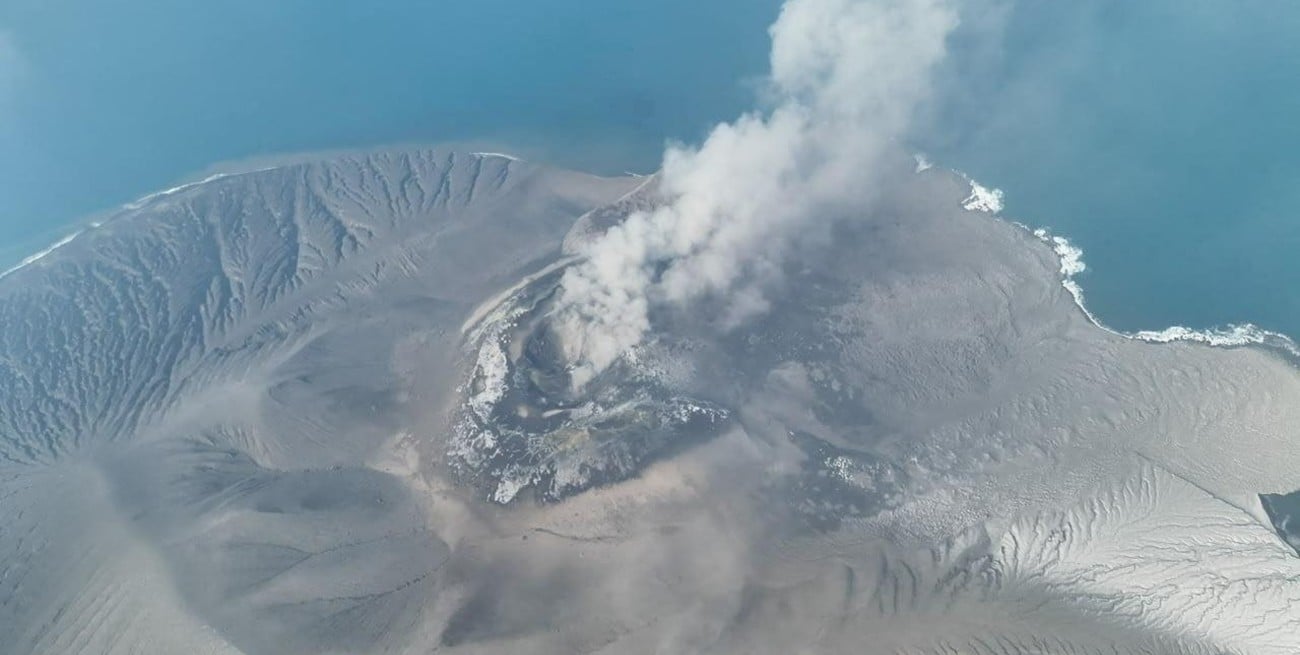 Caos aéreo por la erupción del Anak Krakatau: ocho aeropuertos cerrados y 150 mil pasajeros varados