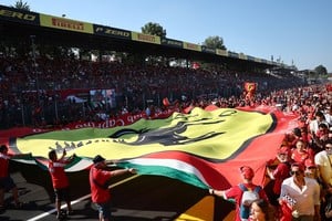 Los tifosi llenaron de rojo las tribunas de Monza, pero Ferrari no pudo cumplir con las expectativas en su carrera de casa. REUTERS/Jakub Porzycki