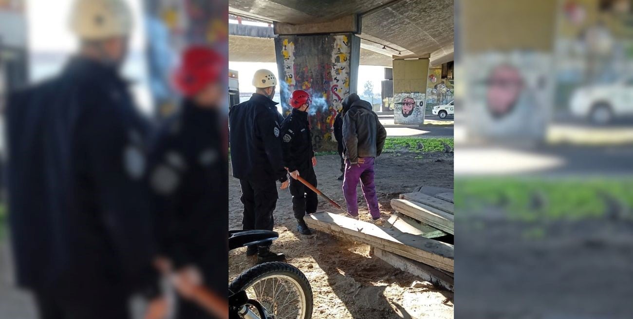 Otra vez una persona dentro de una alcantarilla: rescataron a un hombre bajo el Puente Oroño