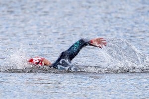Los nadadores internacionales cerraron el Mundial Junior en el Lago del Parque del Sur. Foto: Fernando Nicola.