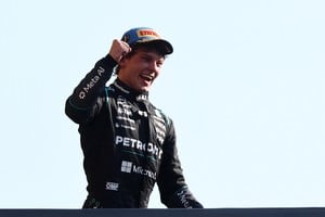 Andrea Kimi Antonelli celebra su histórica victoria con Mercedes en el Gran Premio de Italia. El joven de 20 años largó 19° y se convirtió en el primer piloto italiano que gana en Monza después de 60 años. Créditos: REUTERS/Jakub Porzycki
