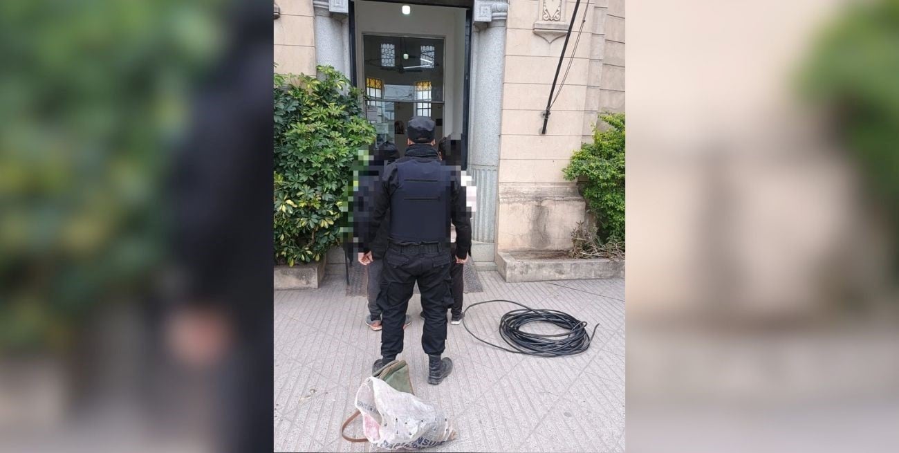 Aprehendieron a dos jóvenes con 50 metros de cables robados en la vía pública