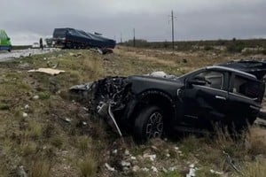Dos personas murieron luego de que la camioneta en la que viajaban quedara destruida.