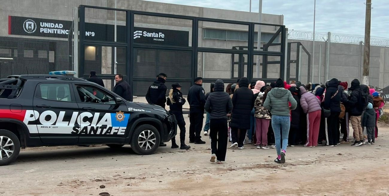 Familiares de presos protestan frente al nuevo penal de Recreo; Gobierno evalúa sanciones