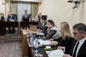 Los abogados Sebastián Queijeiro y Javier Baño, junto con Pity. Foto: Daniel Vides