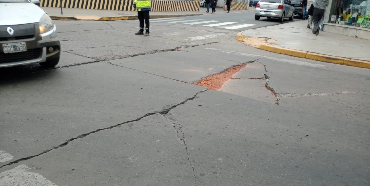 Salta y 9 de Julio: un bache complica el paso de colectivos en pleno centro de Santa Fe