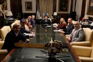 El Presidente Javier Milei, junto a la Secretaria General de la Presidencia, Karina Milei, y el Jefe de Gabinete de Ministros, Diego Santilli, se reunió en Casa Rosada con directivos de Tesla. Crédito: Presidencia