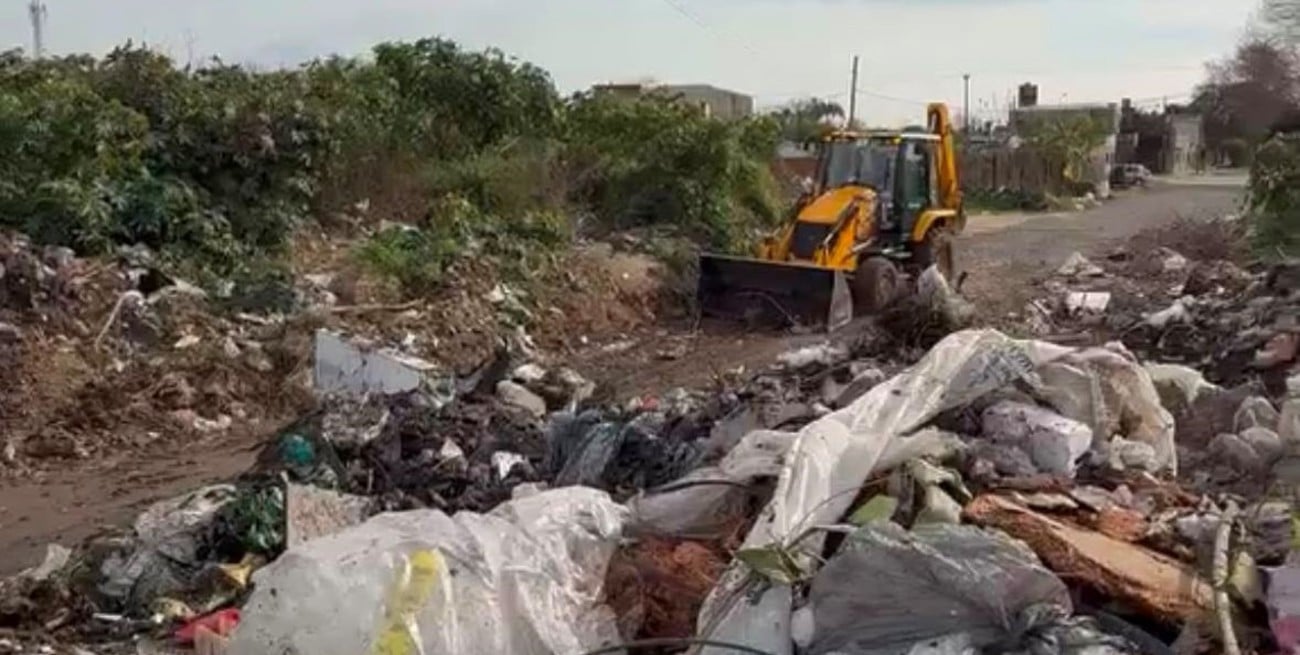 A un "mega basural" de Santa Fe ya le quitaron 135 toneladas de mugre, pero deben limpiarlo a diario