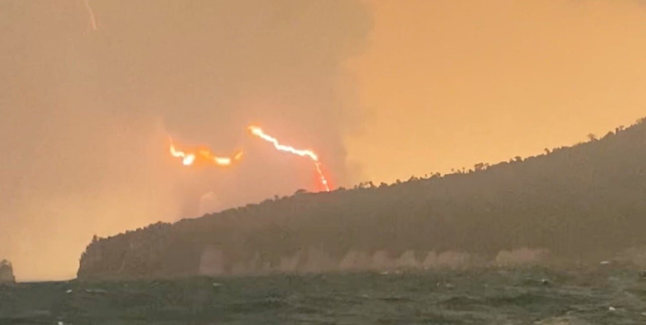 Video: el volcán Krakatoa volvió a erupcionar y una nube de ceniza afectó los vuelos