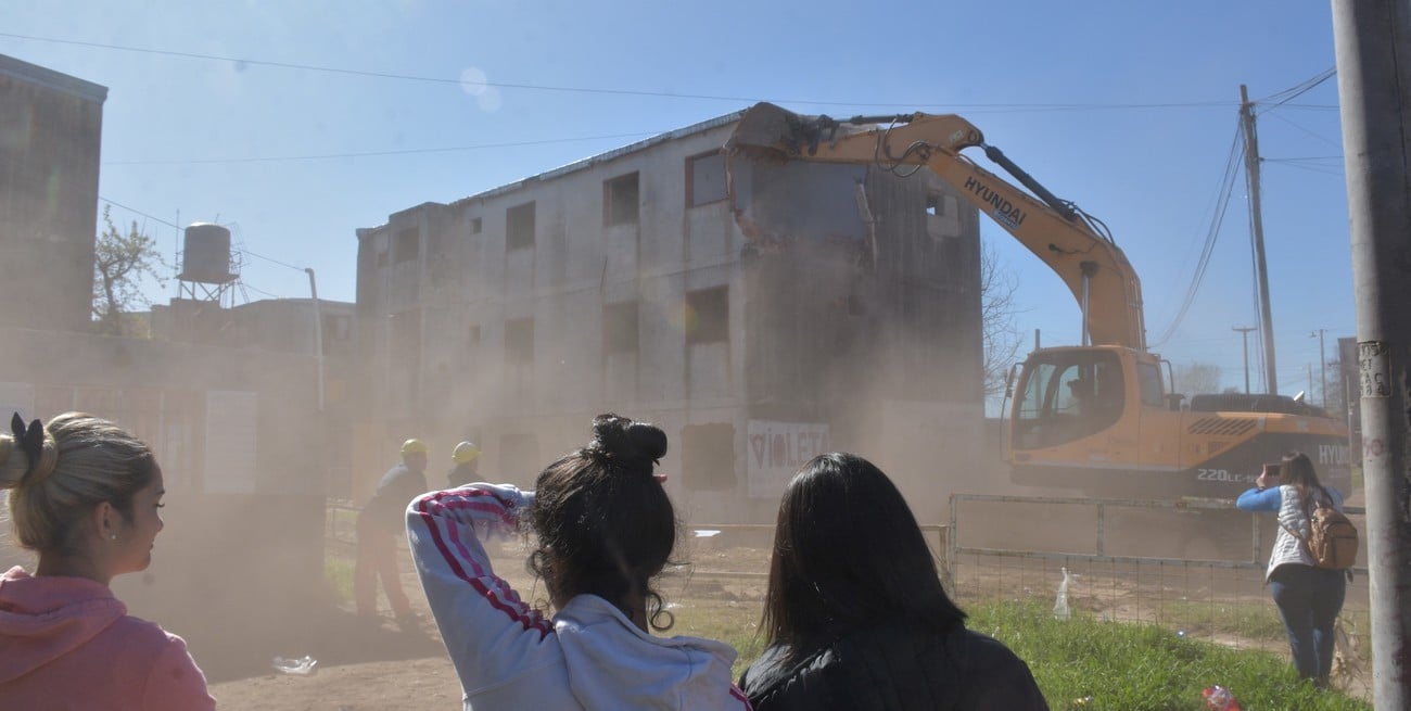 B° Acería: demuelen los últimos seis monoblocks y cierran una transformación que llevó una década